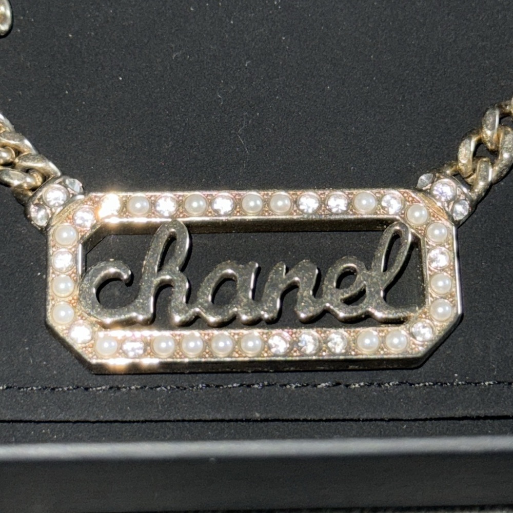 CHANEL excellent condition preloved metal crystal pearl logo necklace gold. - Picture 9 of 13